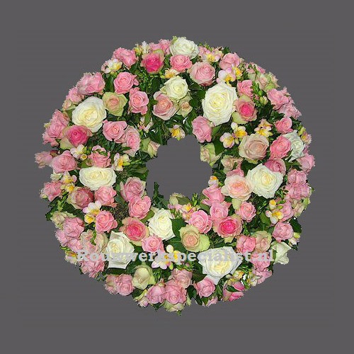 Rouwkrans gevuld roze met witte bloemen  ( P 403 )